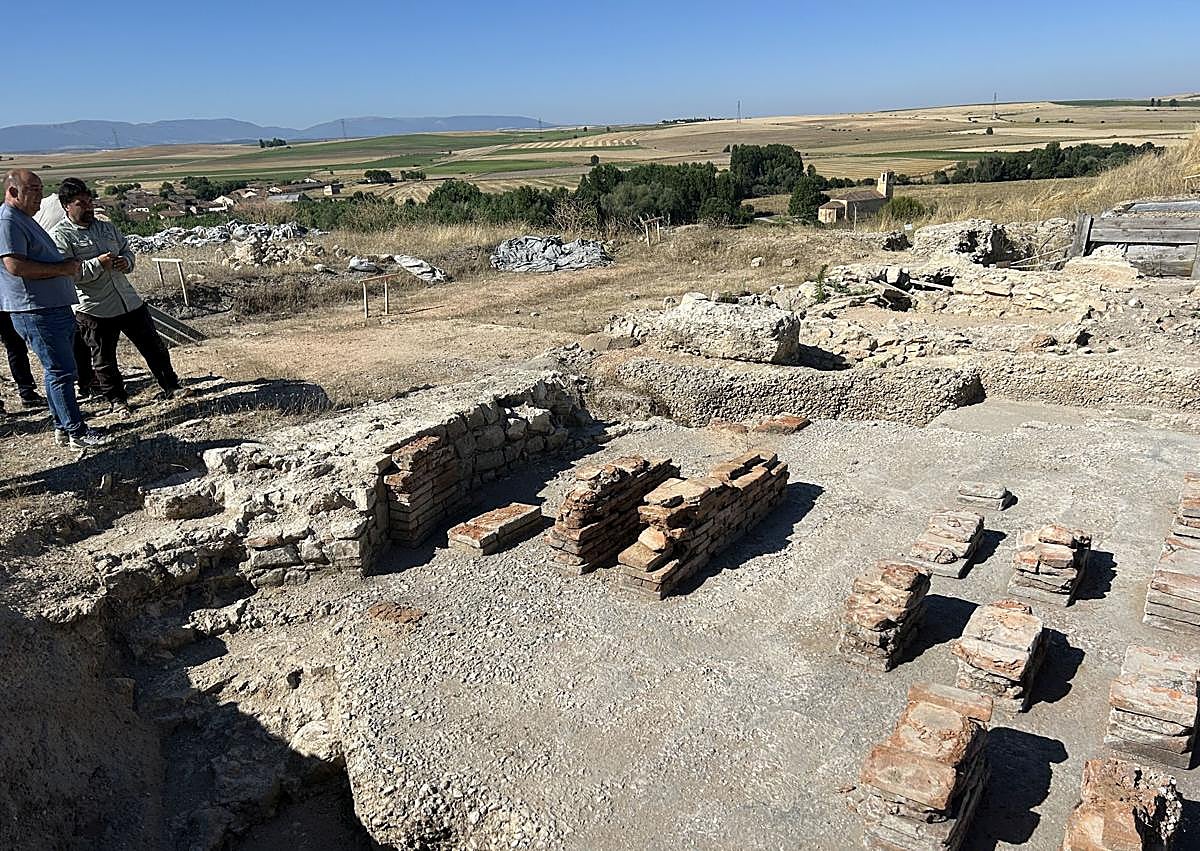 Imagen secundaria 1 - El antes y el después de los trabajos de excavación en el yacimiento arqueológico de Los Mercados.