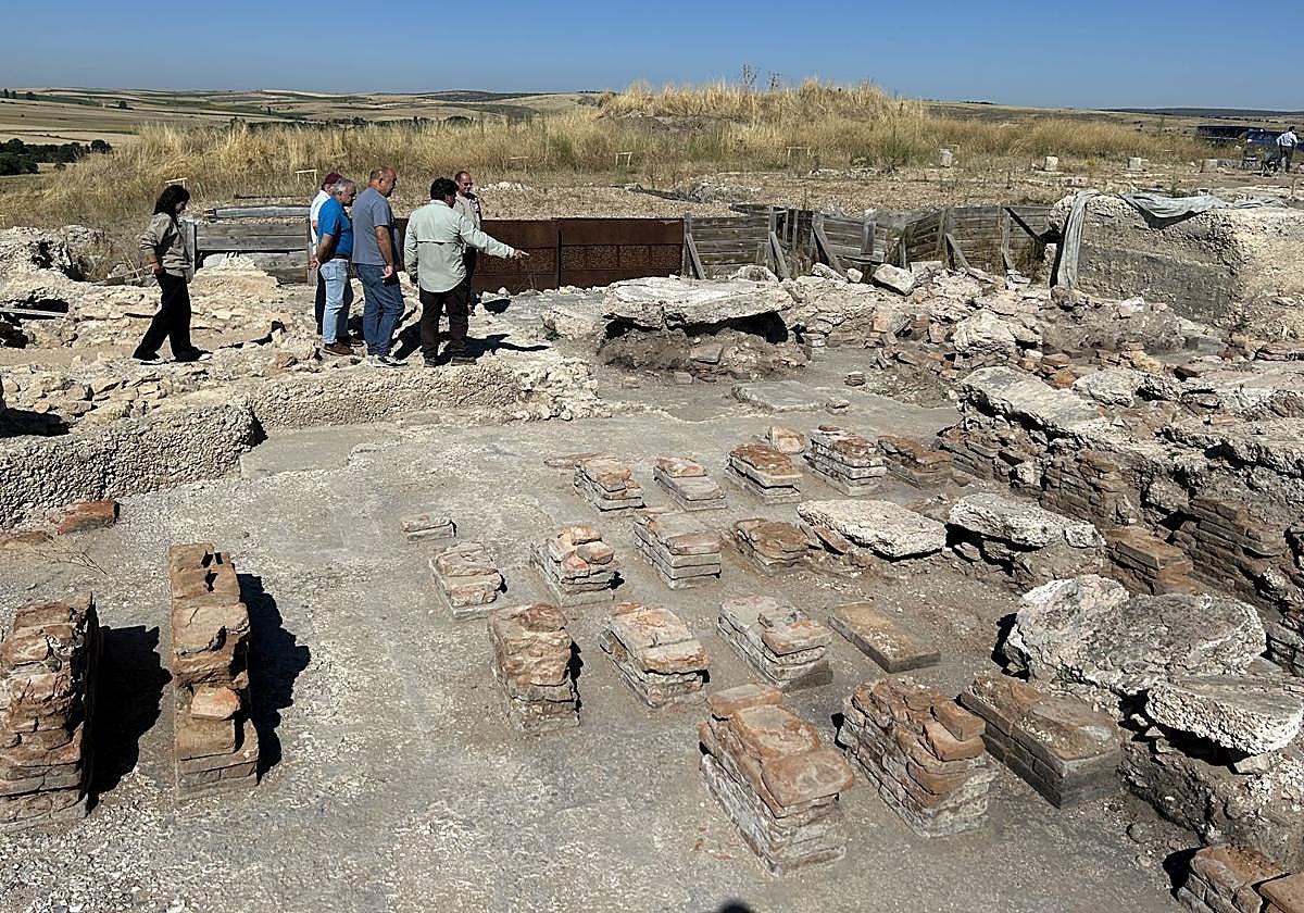 Imagen principal - Visita a Confloenta y labores realizadas para el hallazgo de restos, como es un mosaico.