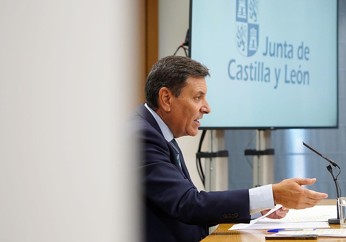 El consejero Carlos Fernández Carriedo, durante la rueda de prensa.