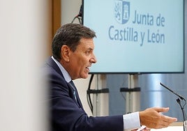 El consejero Carlos Fernández Carriedo, durante la rueda de prensa.
