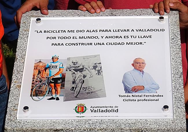 Detalle de la placa descubierta en honor de Tomás Nistal.