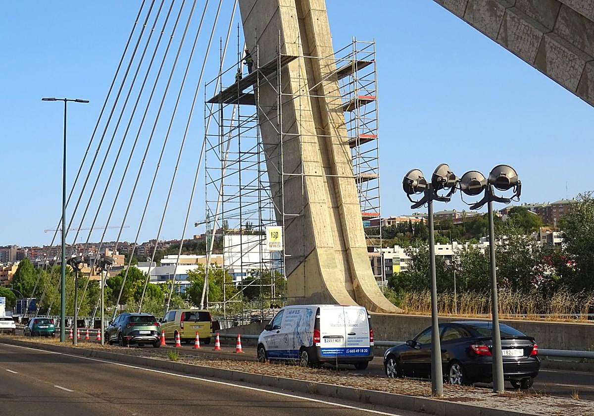 Los operarios terminan de retirar los andamios de la vela del lateral derecho en sentido a Parquesol del puente de Hispanoamérica.