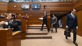 Entrada en soledad del consejero Suárez-Quiñones en el pleno sobre los incendios.