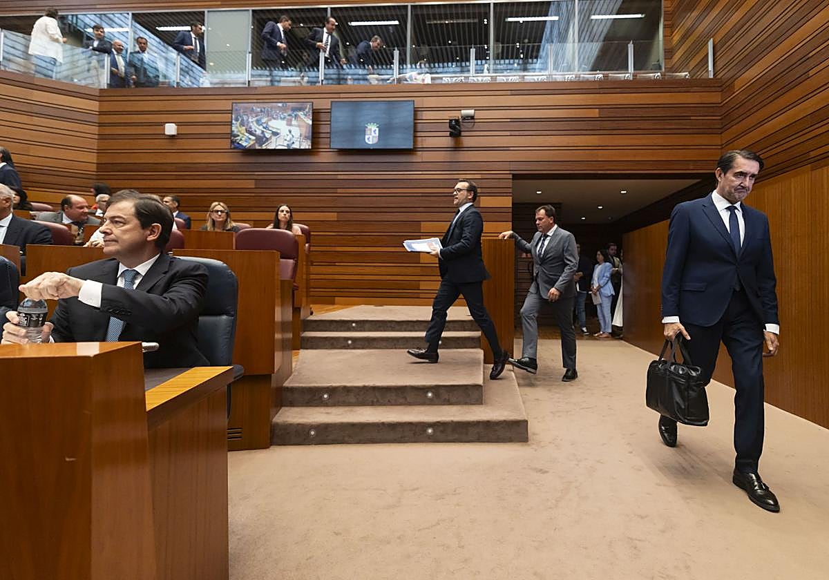 Entrada en soledad del consejero Suárez-Quiñones en el pleno sobre los incendios.