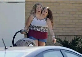 Las siamesas Abby y Brittany Hensel con el portabebés.