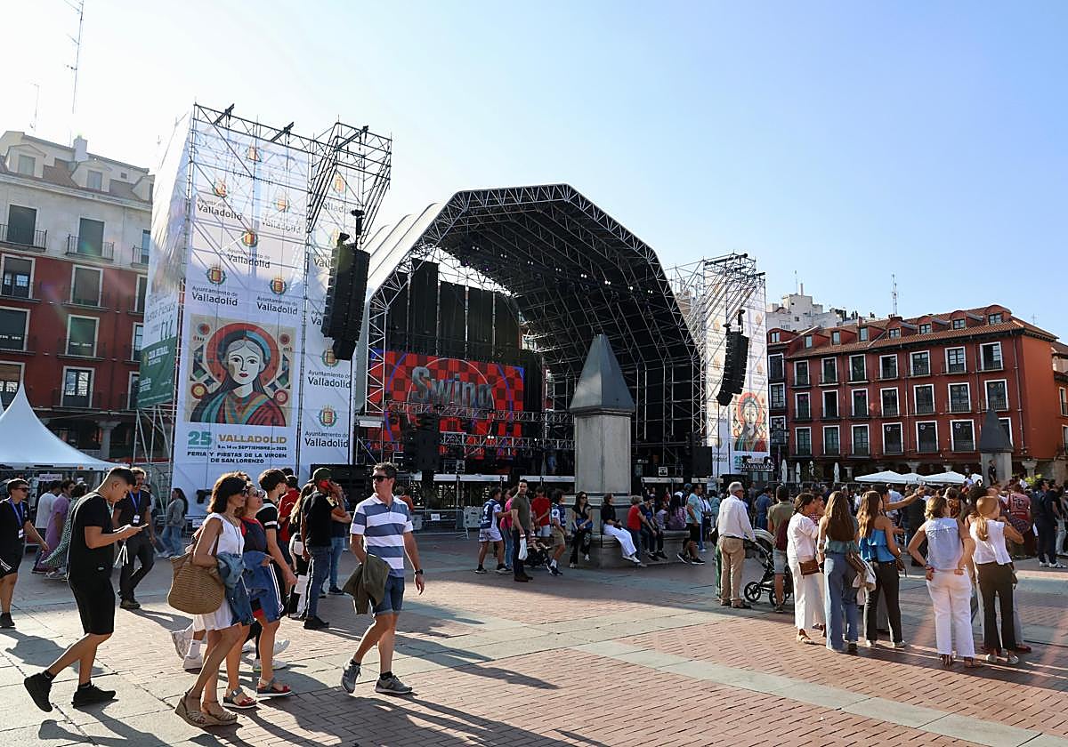 El escenario principal de la Plaza Mayor, preparado para el inicio de los conciertos y festejos este viernes en Valladolid.