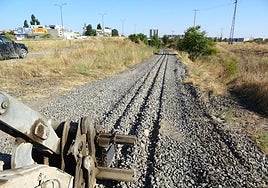 El desmontaje de la vía de mercancía de la línea Ariza