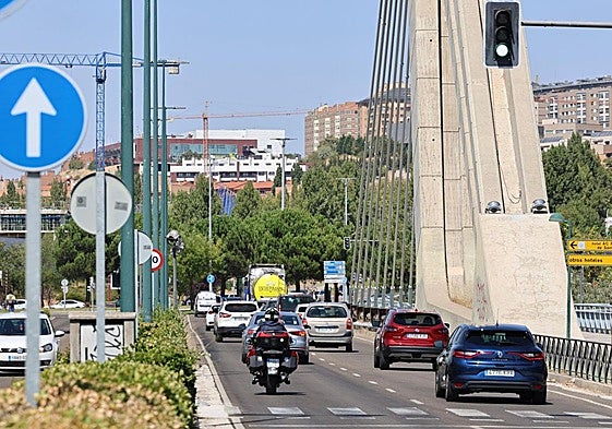Los coches circulan con normalidad desde la una de la tarde por los dos carriles del puente de Hispanoamérica que discurren hacia la avenida de Salamanca.