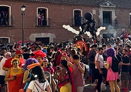 Peñistas y vecinos escuchan el pregón en la plaza del Ayuntamiento de Laguna de Duero