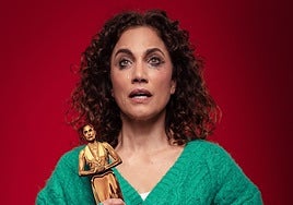 Toni Acosta sujeta el trofeo con su rostro de 'Una madre de película'.