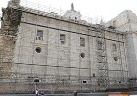 Los andamios cubren el lateral de la Catedral de Valladolid para los trabajos de reparación de la cubierta.