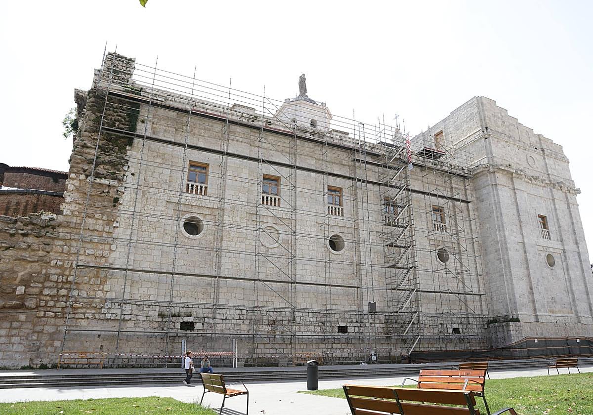 Los andamios cubren el lateral de la Catedral de Valladolid para los trabajos de reparación de la cubierta.