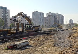 Las máquinas terminan de retirar los raíles ya desmontados de la desaparecida vía de Ariza.