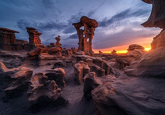 Ah-Shi-Sle-Pah, Nuevo México, EE. UU. «Un desierto que parece de otro planeta por su geología, donde destaca su formación llamada trono de Alien. Fotografía realizada al atardecer con cámara».