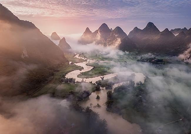 Cao Bang, Vietnam. «Zona montañosa y muy poco turística cerca de la frontera con China. Fotografía aérea al amanecer, con montañas kársticas y nieblas envolventes».