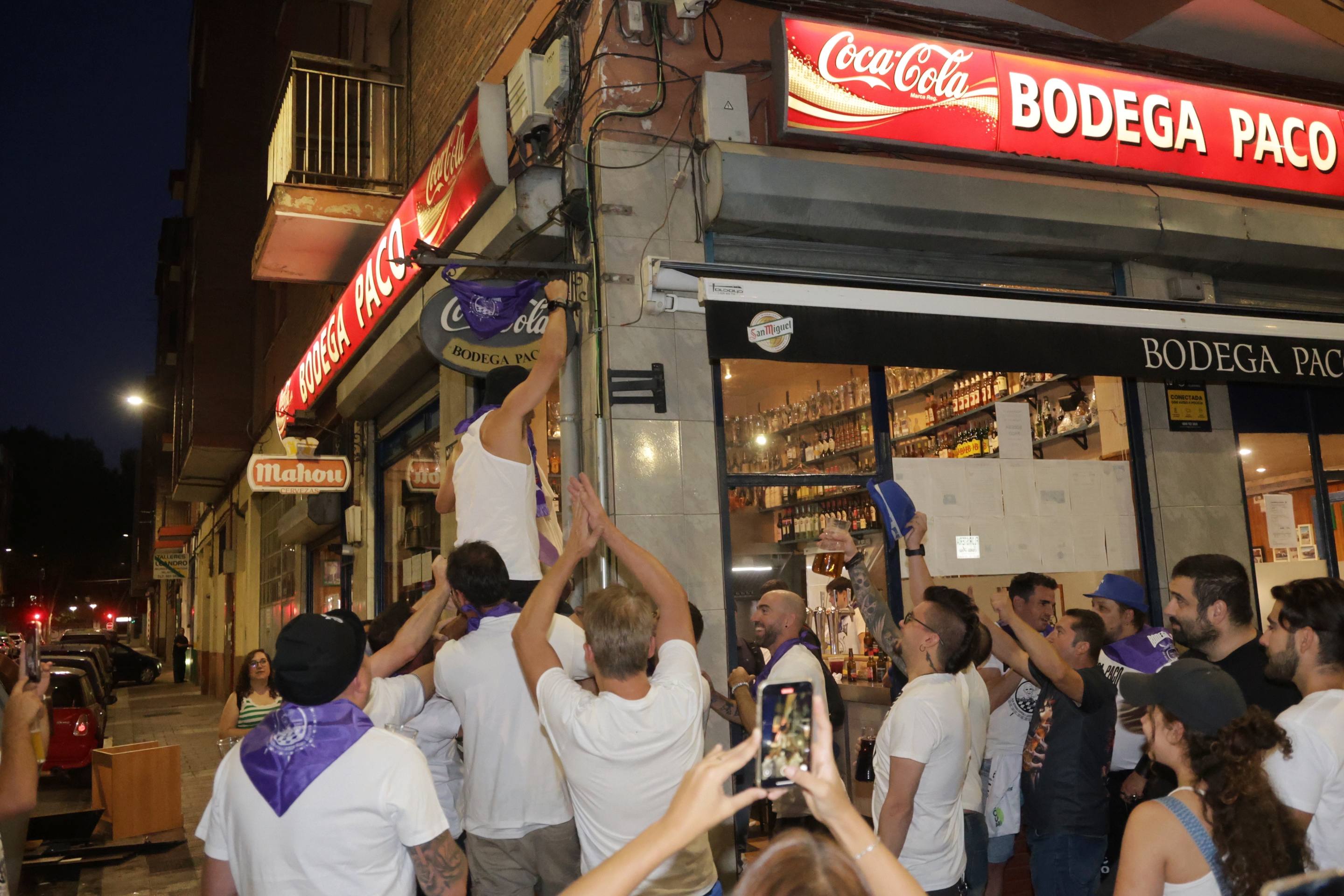 Las imágenes de la Peña Bodega Paco, una familia histórica de las fiestas de Valladolid