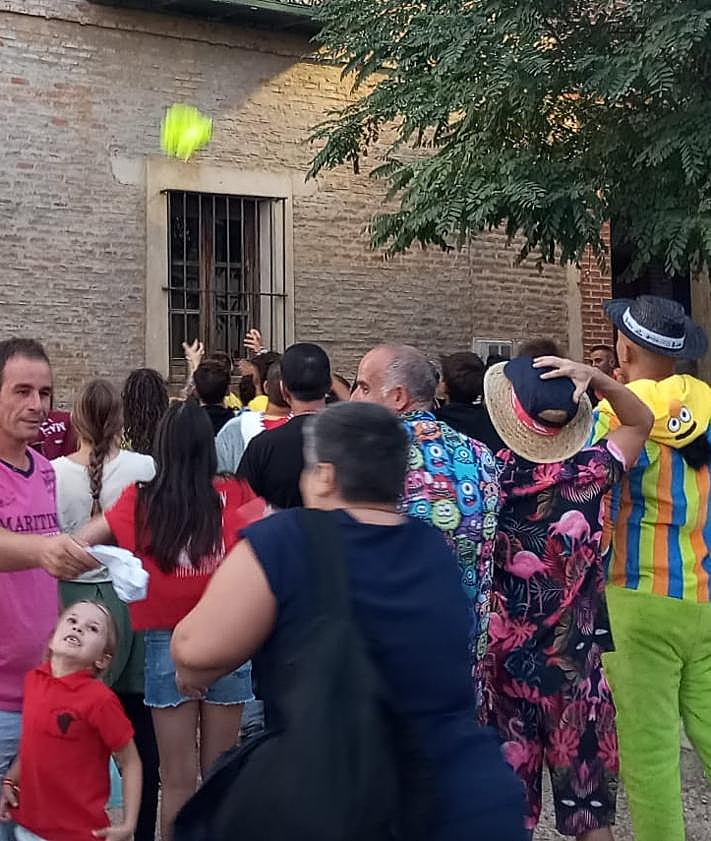 Imagen secundaria 2 - El recorrido de peñas inicia cinco días de fiestas en Villafrechós