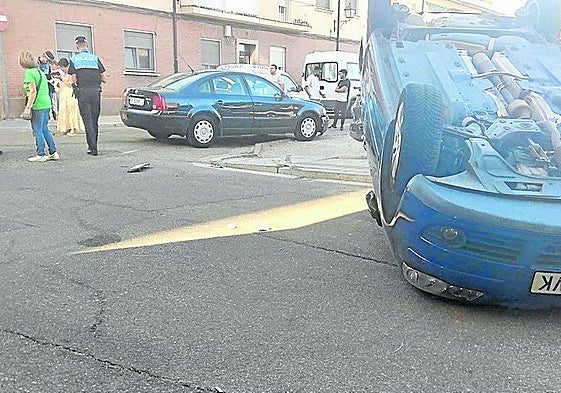 Vehículo volcado tras el accidente.
