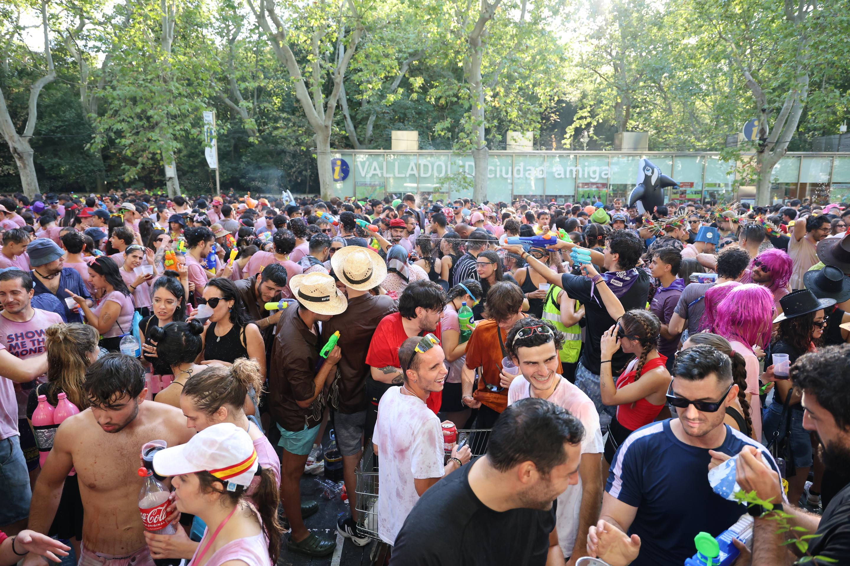 Las mejores imágenes del desfile de peñas de las Fiestas de Valladolid 2025