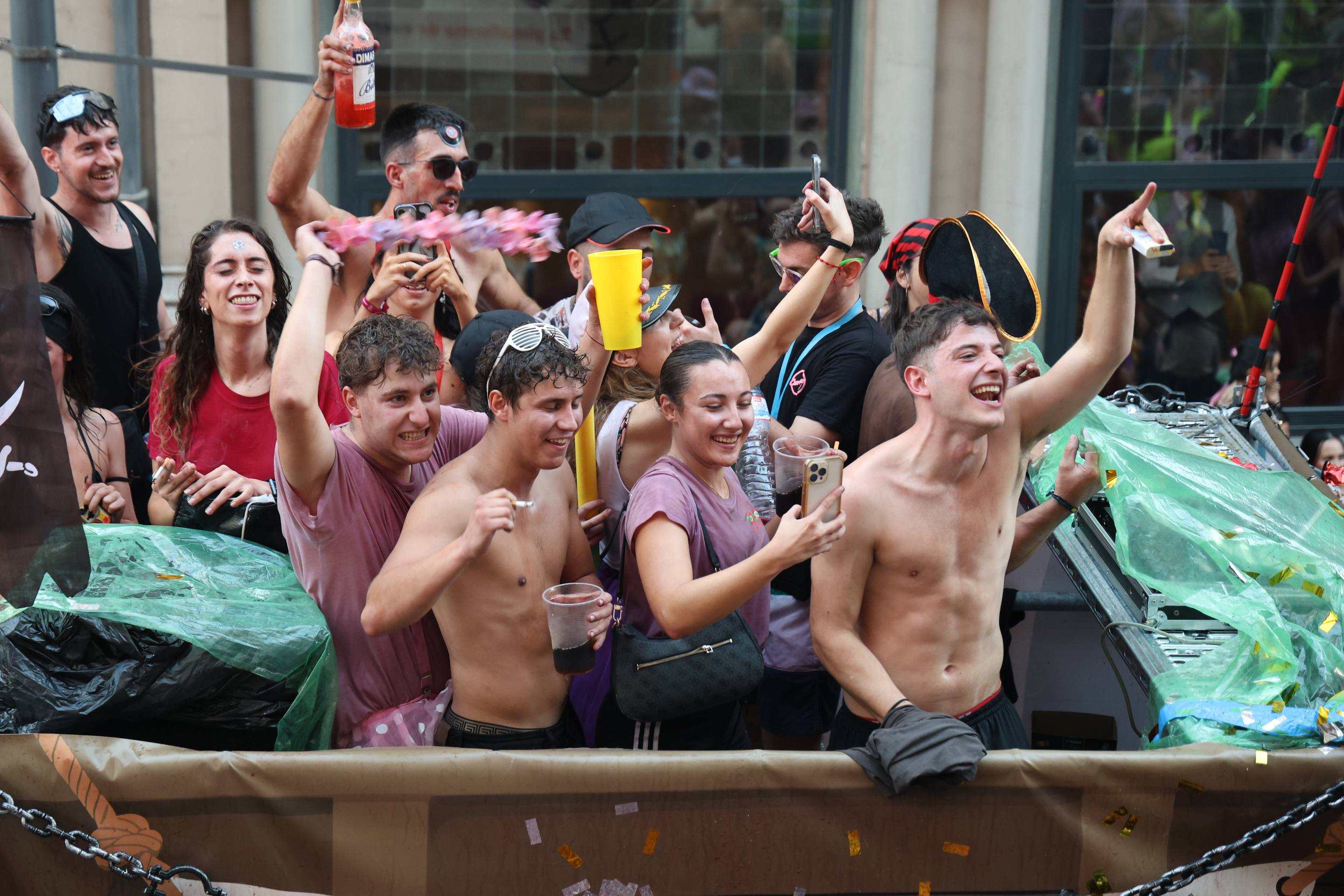 Las mejores imágenes del desfile de peñas de las Fiestas de Valladolid 2025