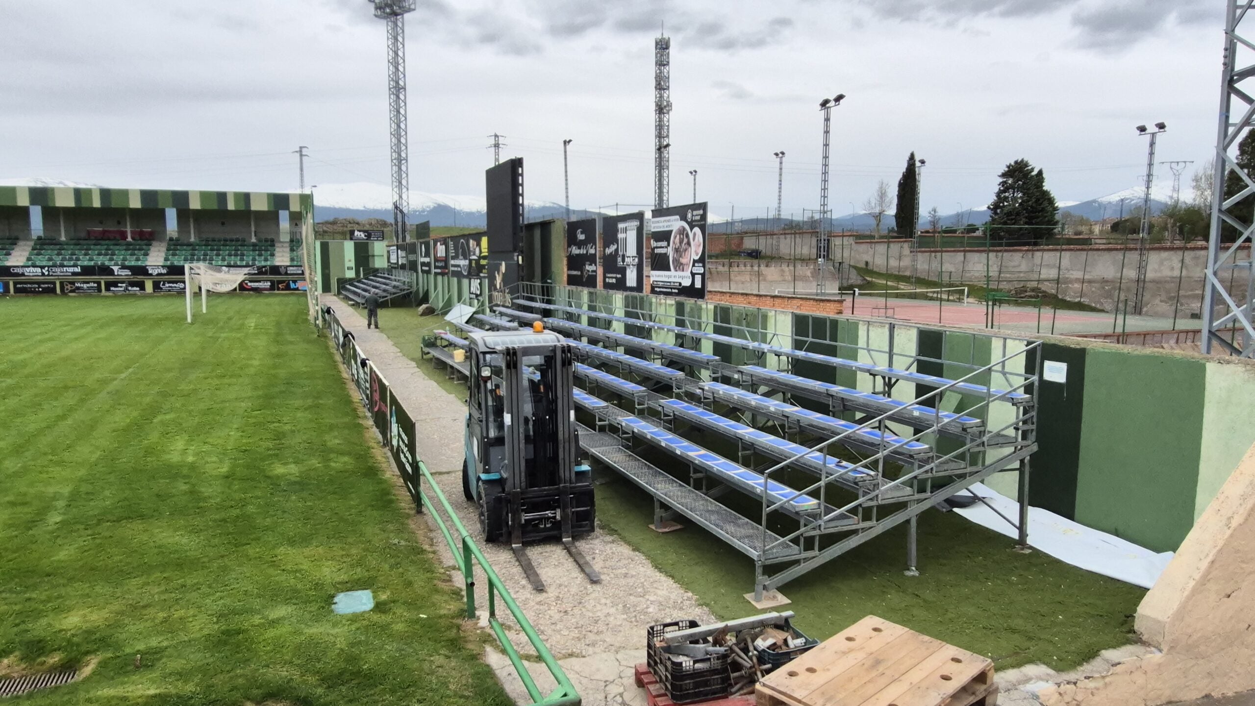 Instalación de gradas supletorias en La Albuera durante una temporada anterior.