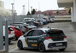 Un vehículo de la Guardia Civil accede al recinto de los juzgados de Segovia.