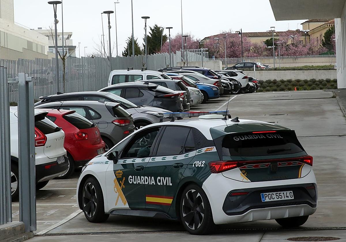 Un vehículo de la Guardia Civil accede al recinto de los juzgados de Segovia.