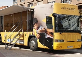 Imagen de archivo de un autobús del Ingreso Mínimo Vital en Palencia.