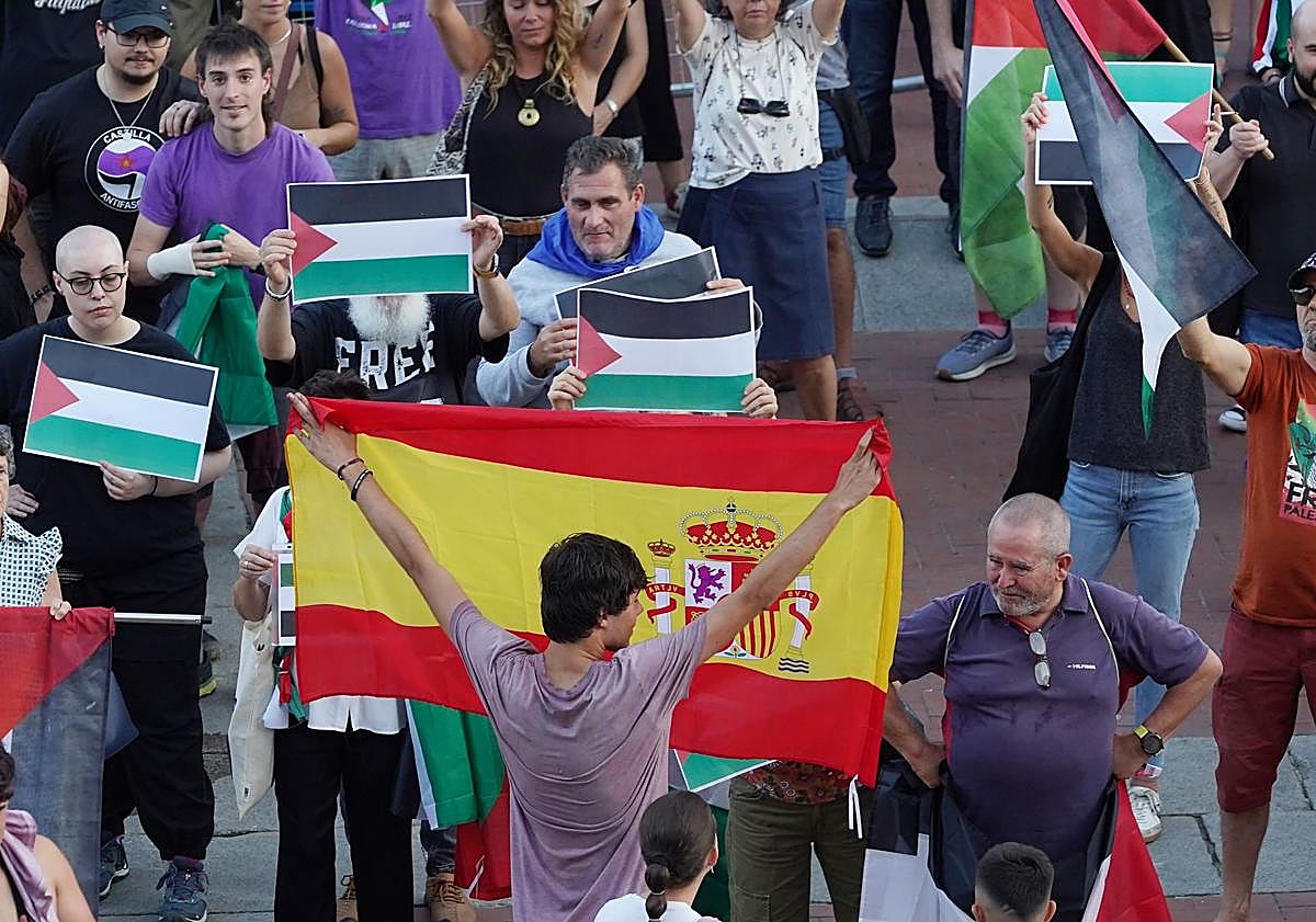 Imagen principal - Unos jóvenes con la bandera de España recriminan a un grupo que reivindicaba una 'Palestina Libre' durante el pregón de las fiestas