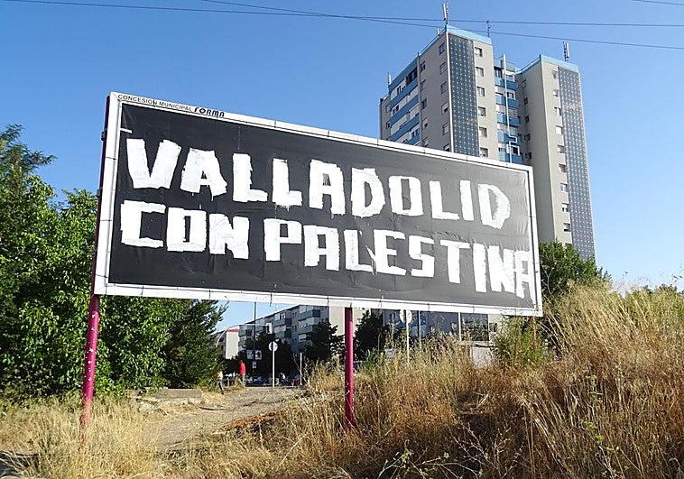 Pintada en favor de Palestina en un cartel publicitario de la avenida de Madrid.