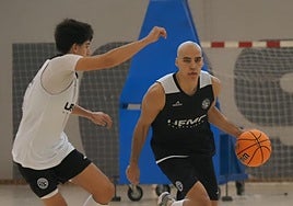 Pau Isern inicia una acción de ataque en el partido de exhibición jugado este viernes en Rioseco.