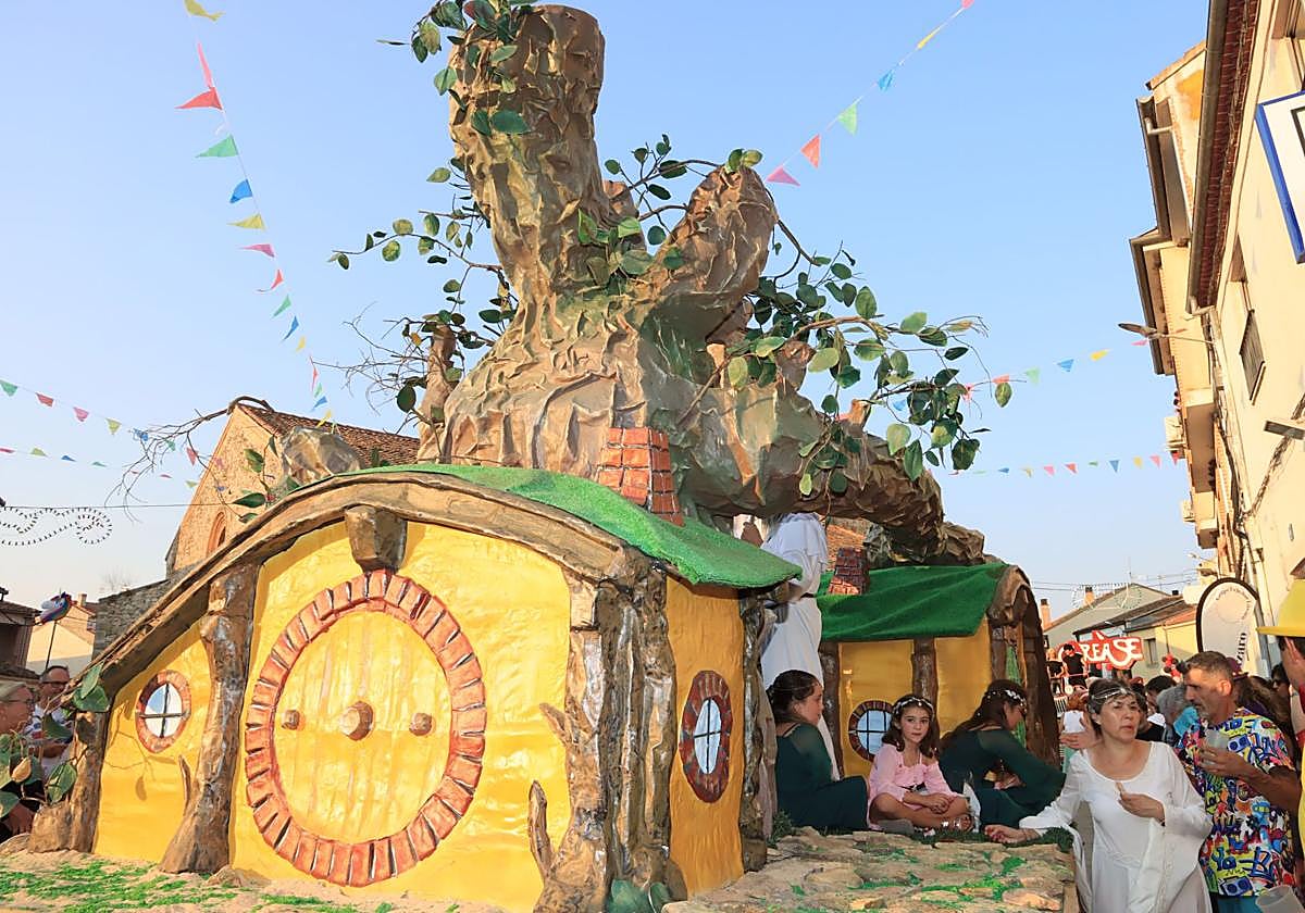 Carroza inspirada en la película 'El Señor de los Anillos', durante el desfile del 23 de agosto.