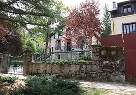 Chalés pintorescos situados en el núcleo espinariego de San Rafael.