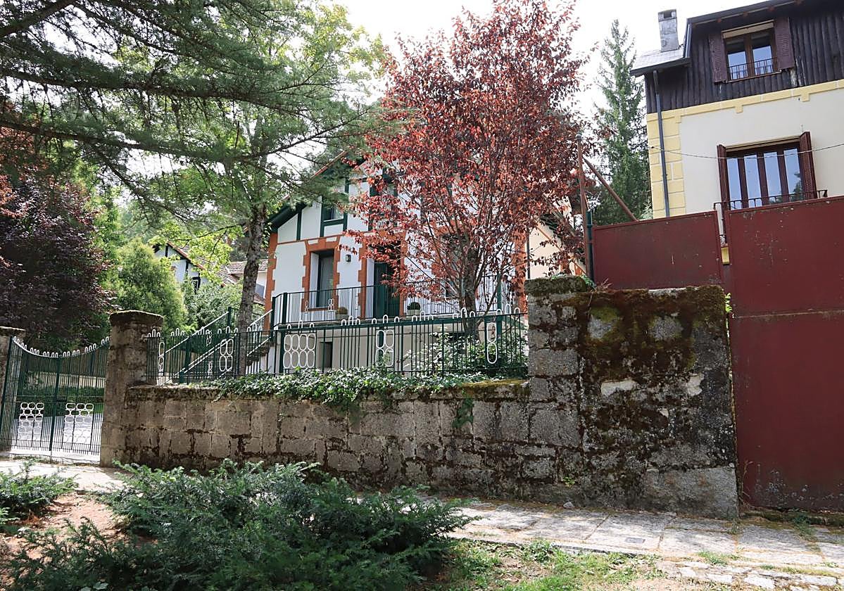 Chalés pintorescos situados en el núcleo espinariego de San Rafael.