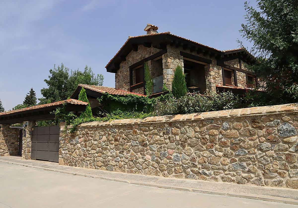 Fachada de una vivienda de grandes dimensiones y con amplio jardín ubicada en la provincia de Segovia.
