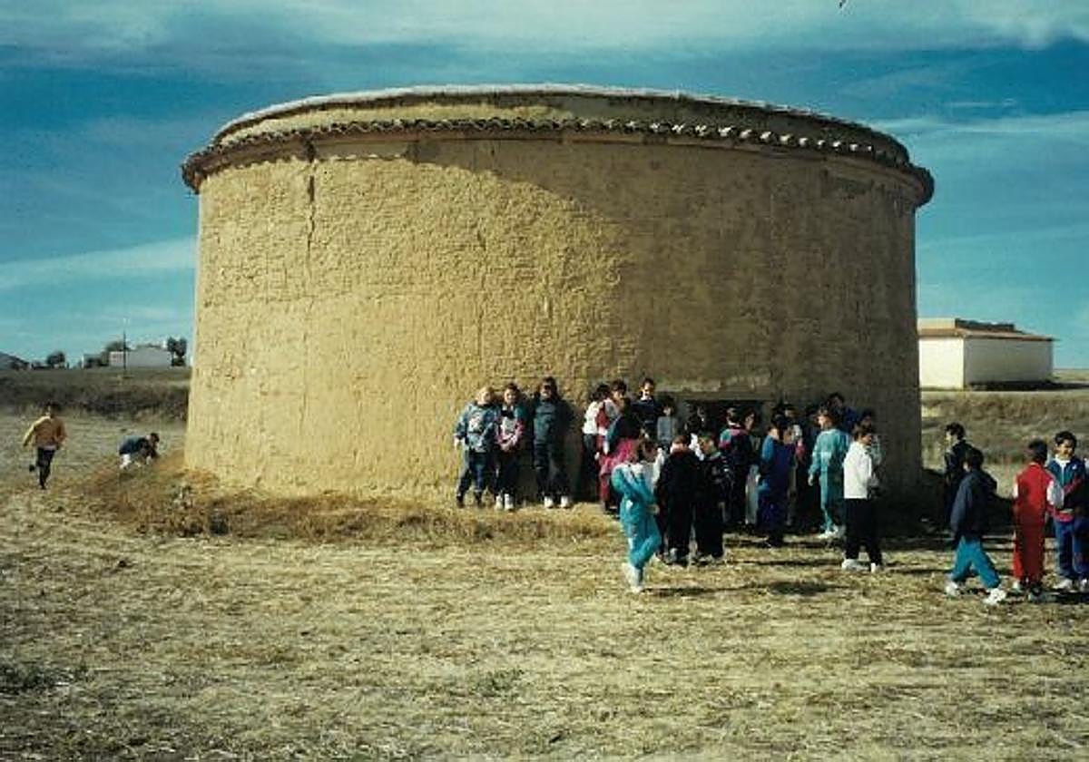 Años 90. Alumnos del colegio San Francisco de Mayorga visitan un palomar.