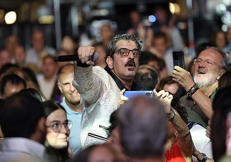 Javier Carballo, vocalista de Los Pichas, canta entre el público congregado en la Plaza Mayor.