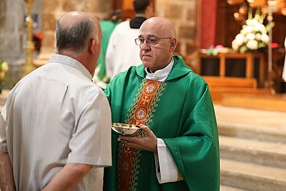 El nuevo deán, Manuel Fernández Narros, durante la celebración.