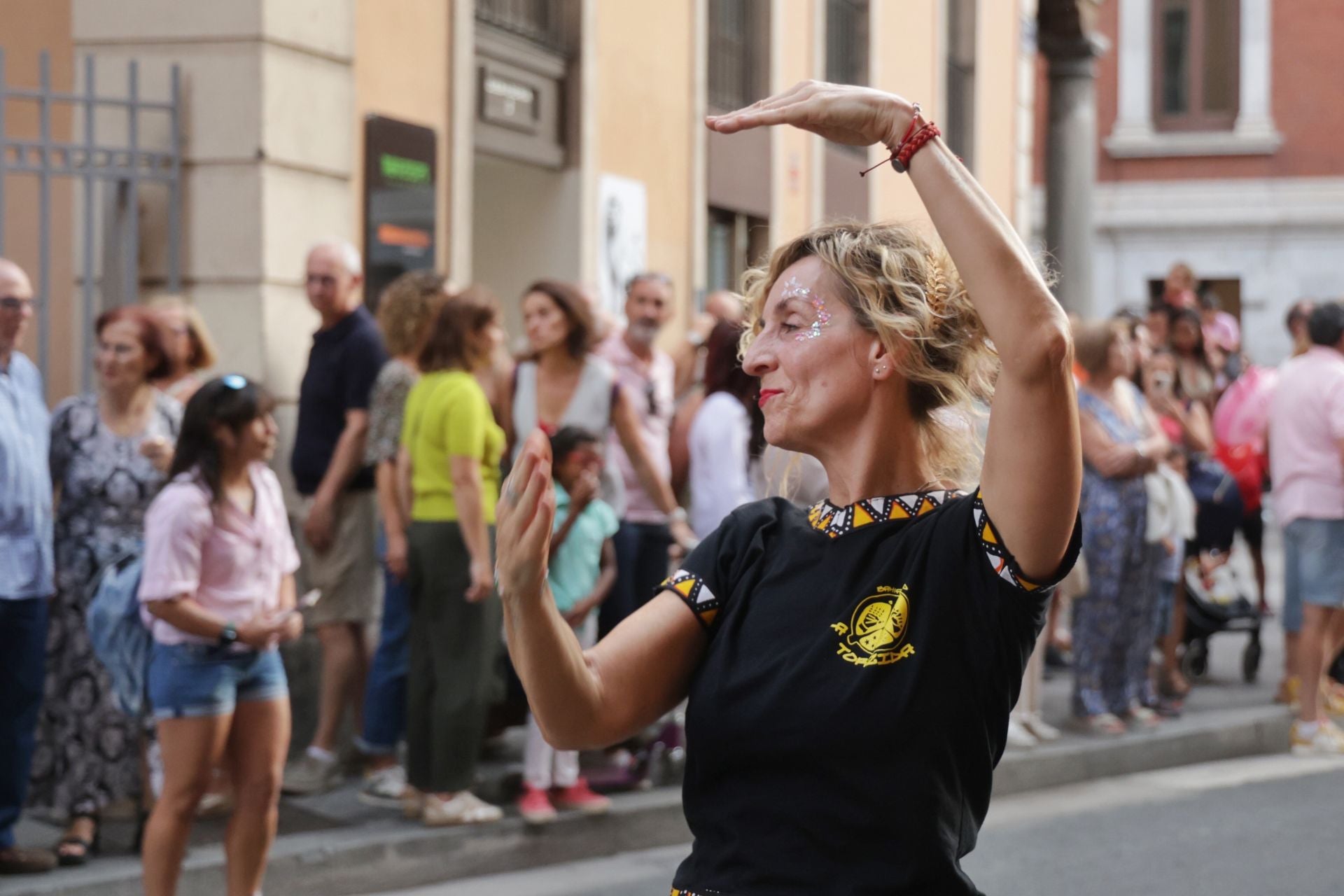 El pasacalles con batucada La Torzida llena de música el centro de Valladolid