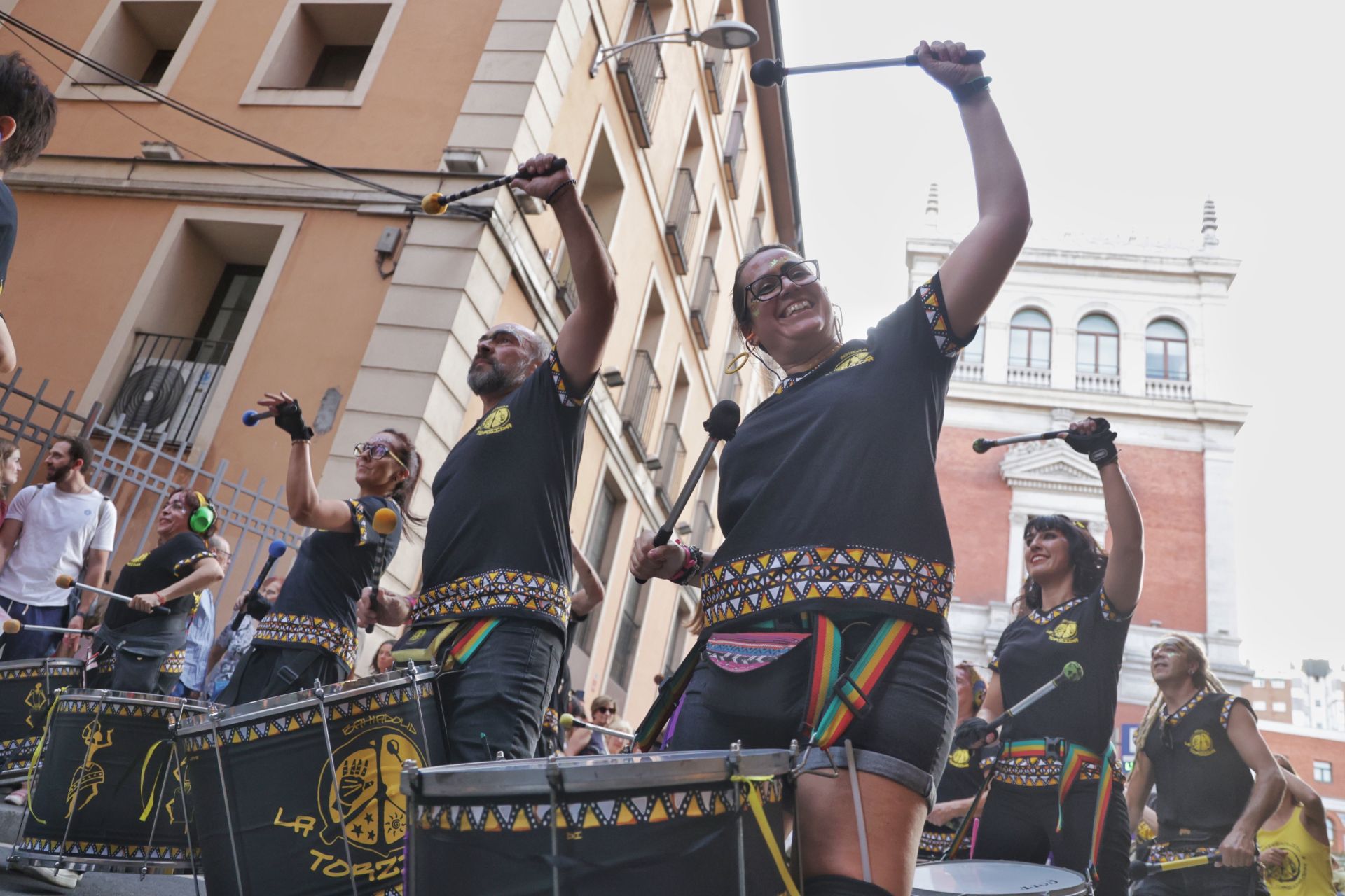 El pasacalles con batucada La Torzida llena de música el centro de Valladolid