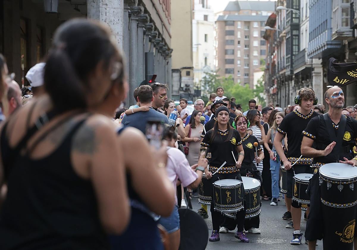 La Torzida pone ritmo y color a las fiestas de Valladolid
