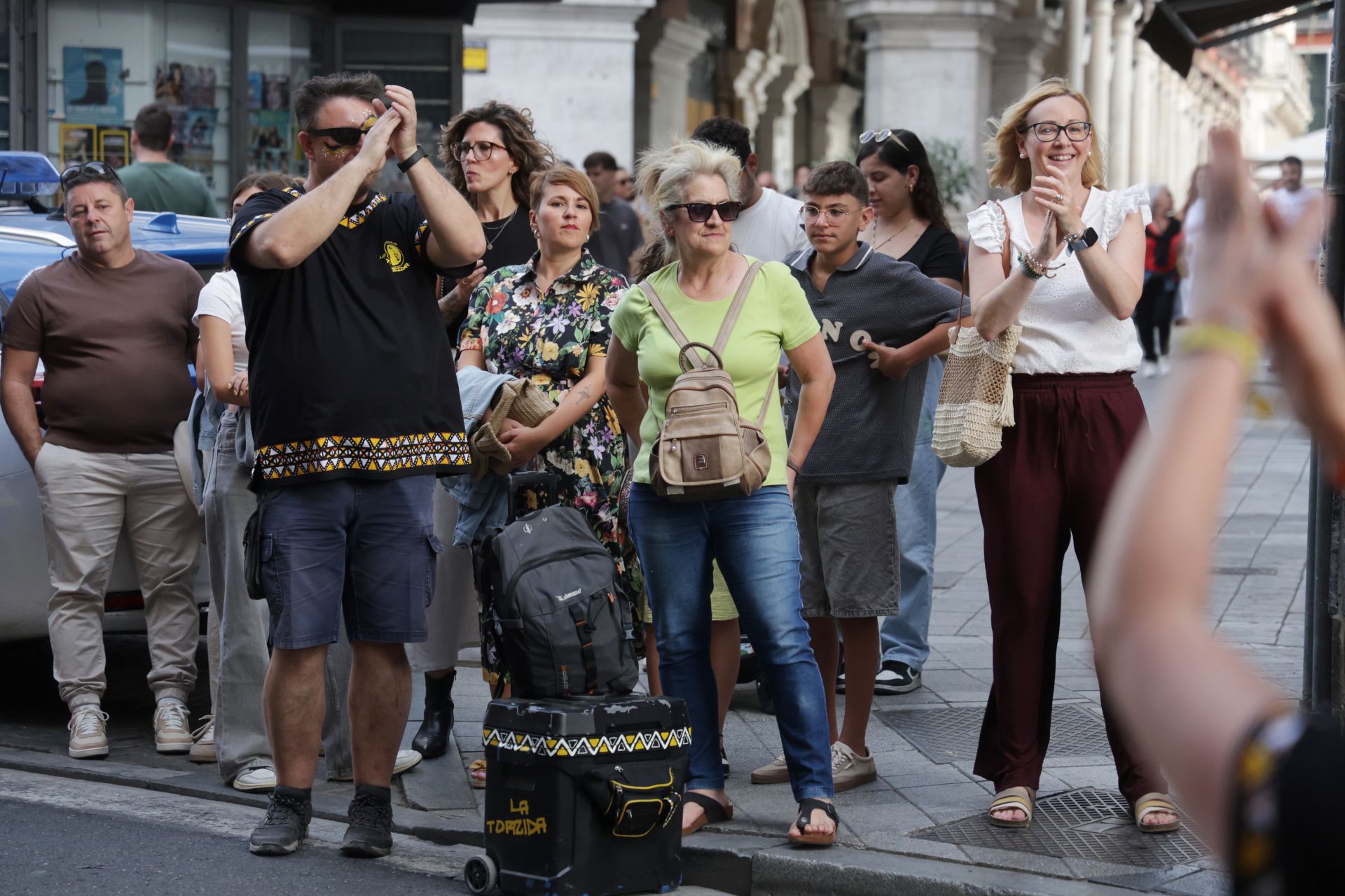 El pasacalles con batucada La Torzida llena de música el centro de Valladolid