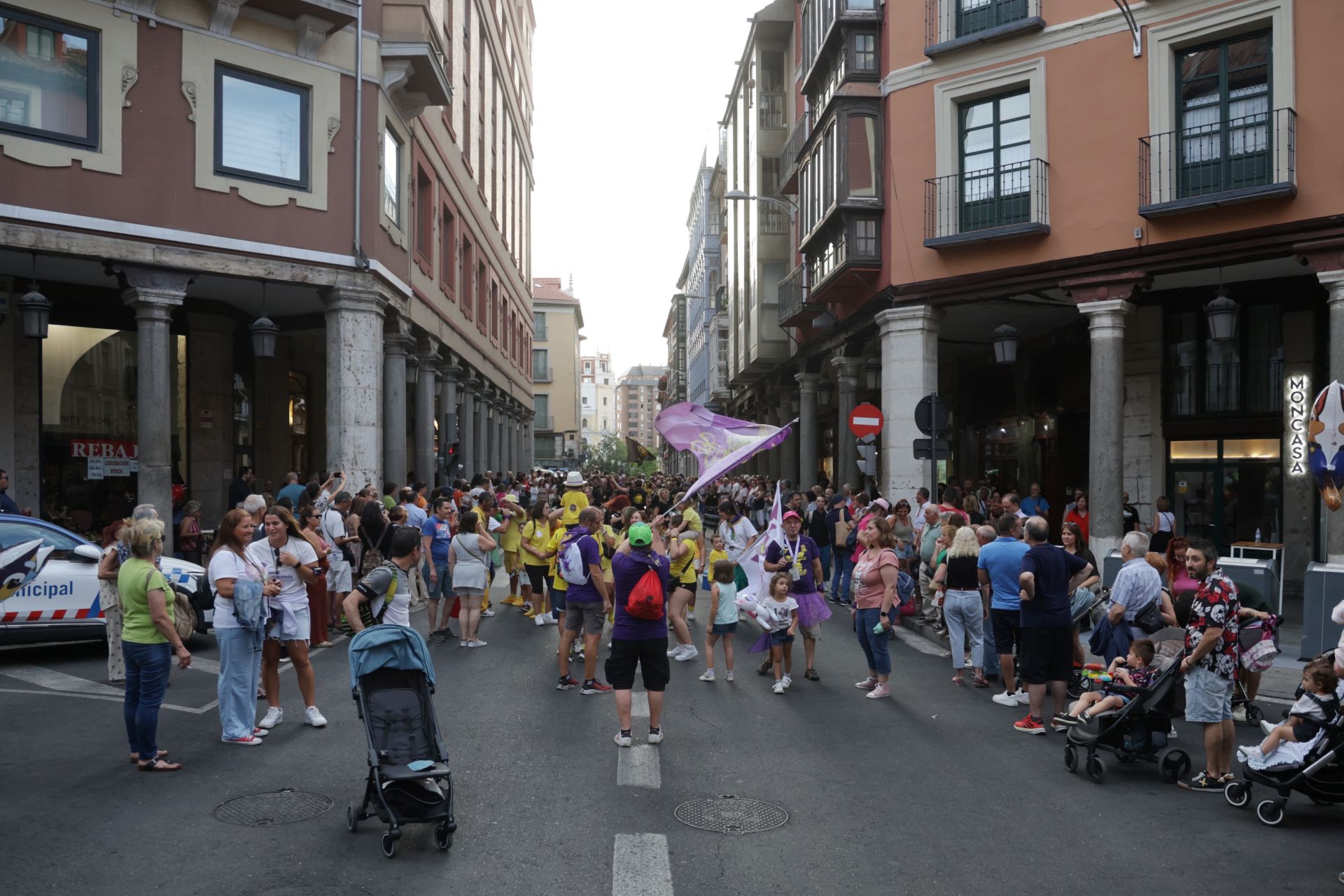 El pasacalles con batucada La Torzida llena de música el centro de Valladolid
