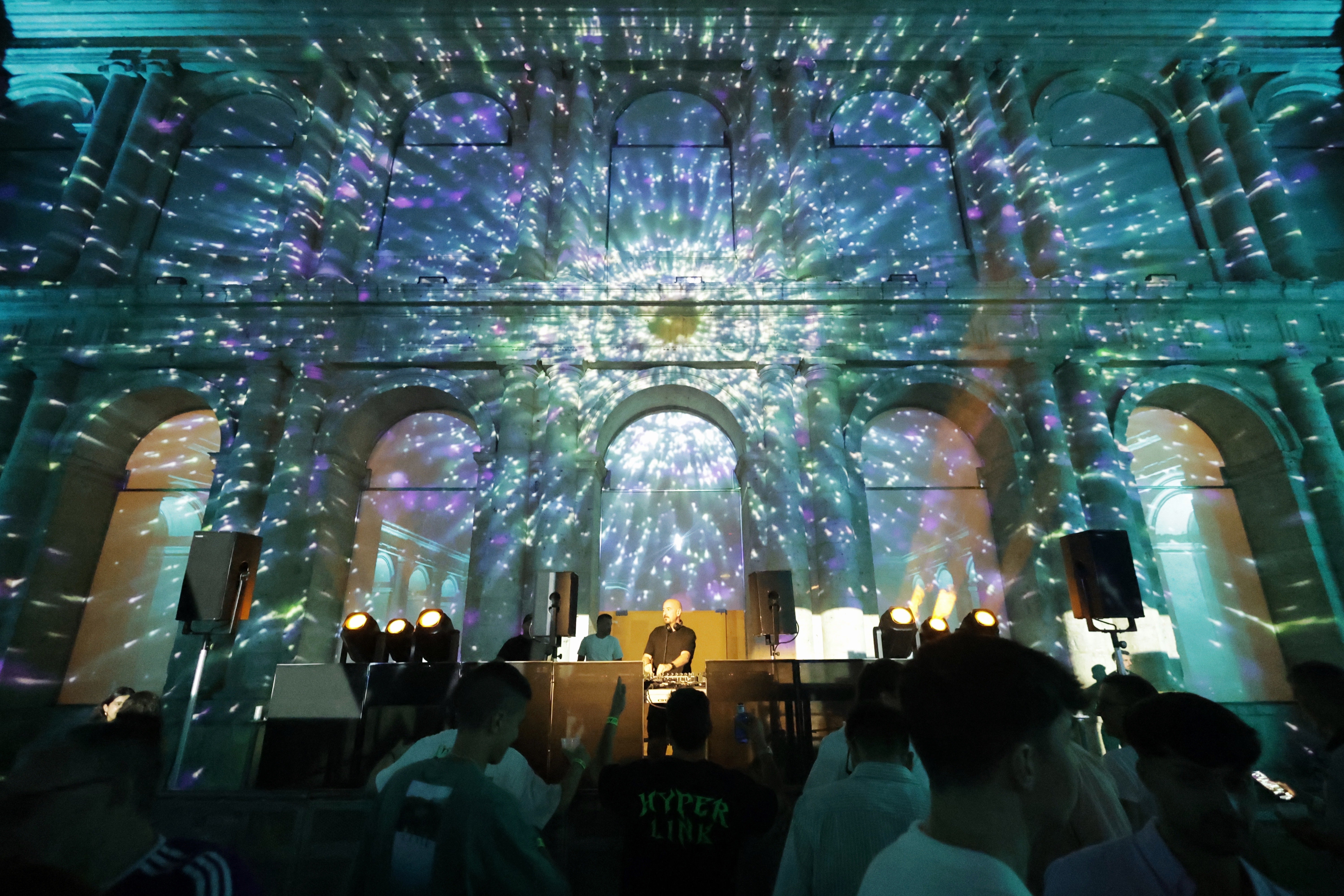 El concierto de música electrónica &#039;Arde&#039; llena el Patio Herreriano de Valladolid