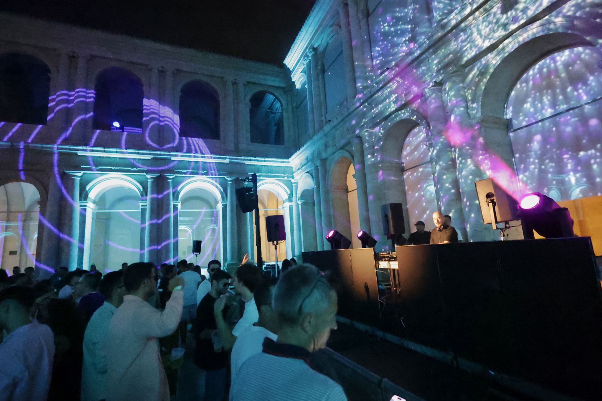El concierto de música electrónica &#039;Arde&#039; llena el Patio Herreriano de Valladolid