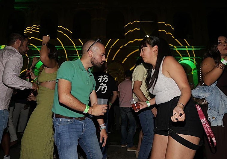 El concierto de música electrónica 'Arde' llena el Patio Herreriano de Valladolid