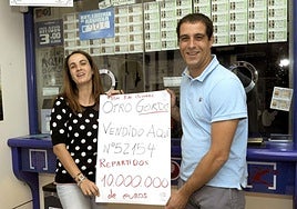 Imagen de archivo de los loteros después de vender un premio en 2018.