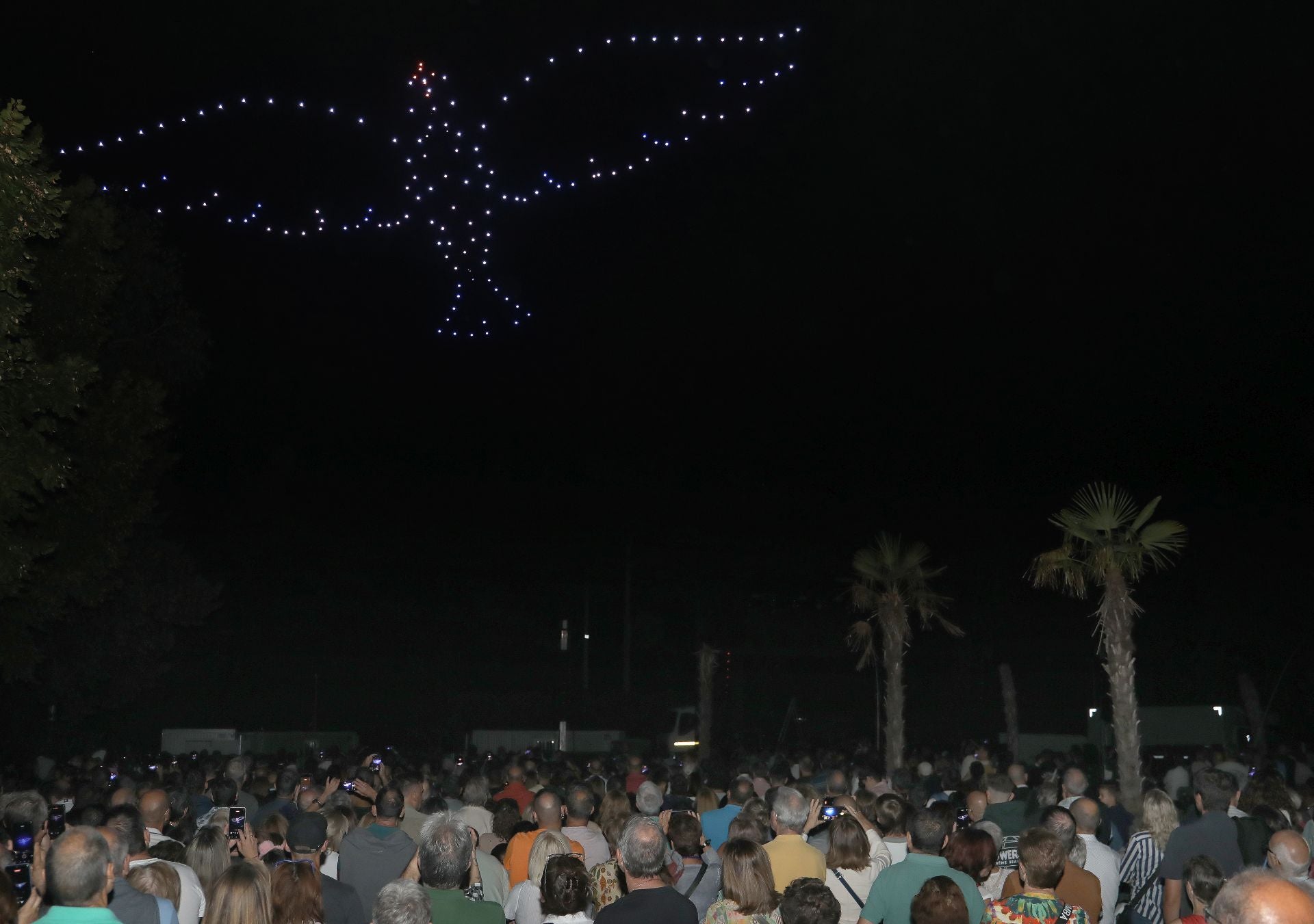 Los drones que hacen el cielo iluminado y silencioso