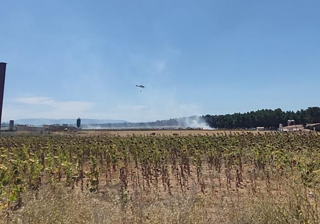 Helicóptero participante en el operativo de extinción.