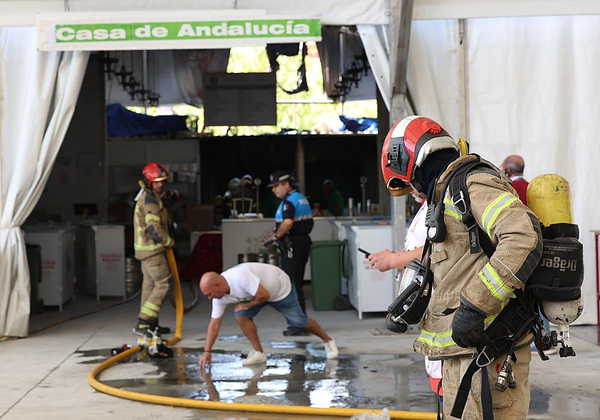 Labores de extinción en la cocina de la Casa de Andalucía.